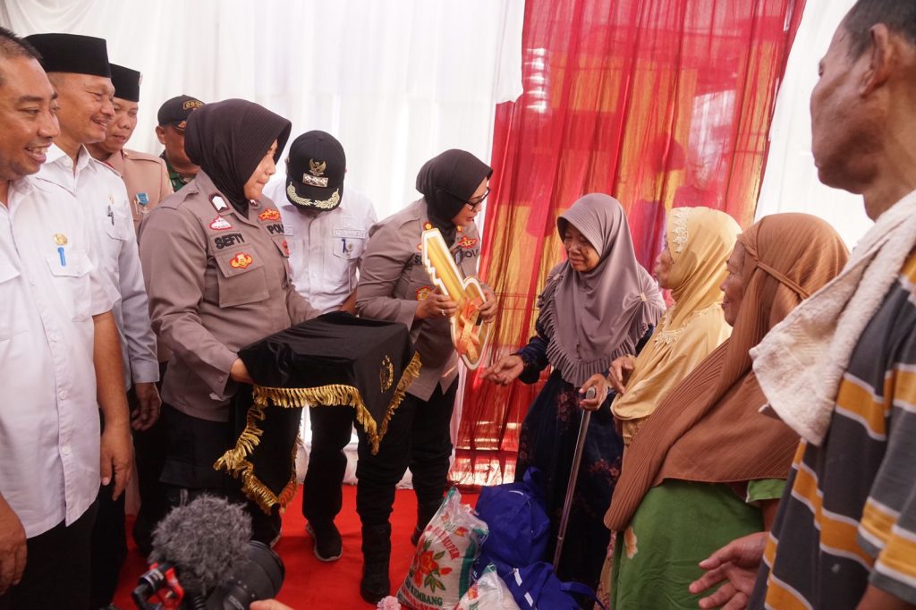 Jelang Hari Jadi Polwan Ke-75, Polwan Polres Metro Bekasi Renovasi Rumah Warga Jelang Hari Jadi Polwan Ke-75, Polwan Polres Metro Bekasi Renovasi Rumah Warga