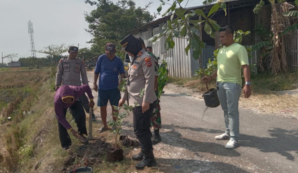 Polsek Pabuaran Tanam Ratusan Bibit Pohon Di Desa Pabuaran Lor
