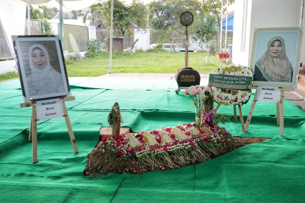 Atalia Ridwan Kamil Ziarah Makam Ibu Norbaiti di Samarinda Atalia Ridwan Kamil Ziarah Makam Ibu Norbaiti di Samarinda