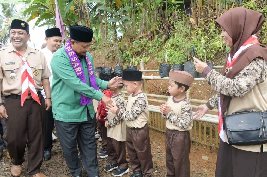 Wagub Uu Ruzhanul Mulai Menanam 1.000 Bibit Pohon