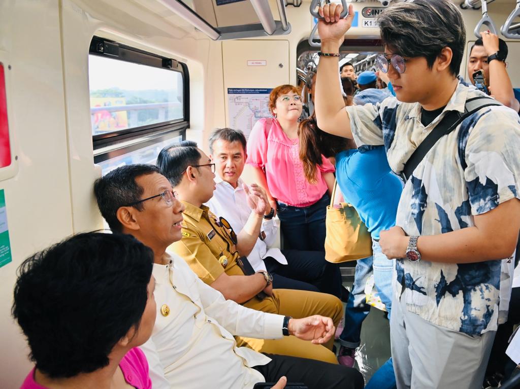 Gubernur Ridwan Kamil Dampingi Presiden Jokowi Tinjau LRT Jabodebek