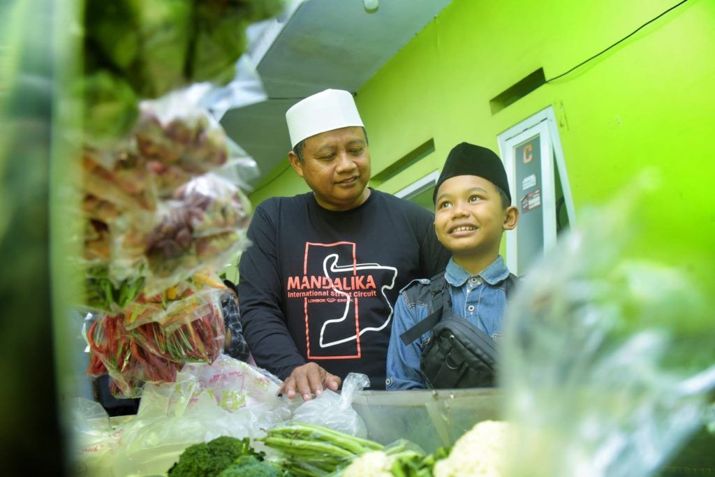 Temui Anak Kelas 4 SD Penjual Sayuran, Uu Ruzhanul: Ajarkan Kita Kemandirian dan Kerja Keras