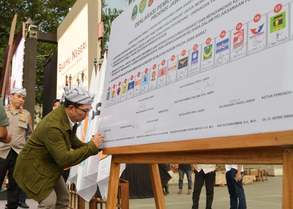 Ridwan Kamil Tandatangani Deklarasi Pemilu Damai 2024 Bersama 18 Partai Politik