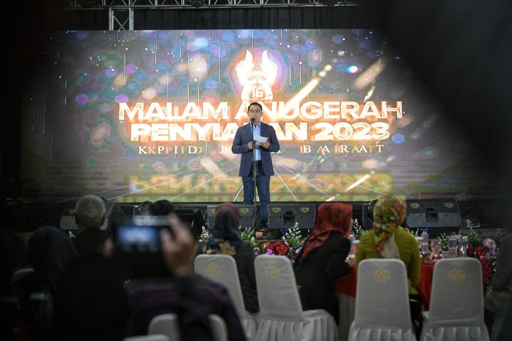 Ridwan Kamil Terima Penghargaan Gubernur Insiator Pasagi dari KPID Ridwan Kamil Terima Penghargaan Gubernur Insiator Pasagi dari KPID