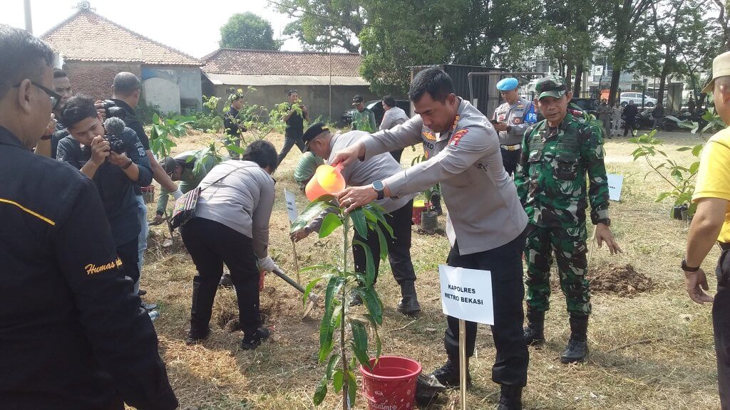 Sambut HUT Humas Polri Ke-72, Seksi Humas Polres Metro Bekasi Laksanakan Giat Penanaman Pohon Sambut HUT Humas Polri Ke-72, Seksi Humas Polres Metro Bekasi Laksanakan Giat Penanaman Pohon