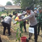 Sambut HUT Humas Polri Ke-72, Seksi Humas Polres Metro Bekasi Laksanakan Giat Penanaman Pohon