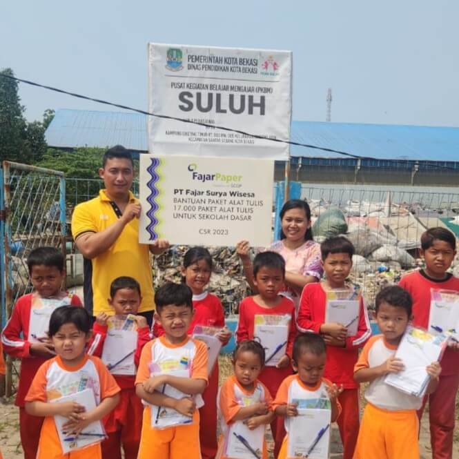 Wujudkan Komitmen di Bidang Pendidikan, FajarPaper Bagikan Alat Tulis untuk 17.000 Siswa/i SD Wujudkan Komitmen di Bidang Pendidikan, FajarPaper Bagikan Alat Tulis untuk 17.000 Siswa/i SD