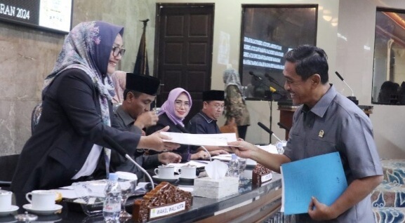 Fraksi DPRD Kota Cirebon Sampaikan Pemandangan Umum Raperda APBD 2024 Fraksi DPRD Kota Cirebon Sampaikan Pemandangan Umum Raperda APBD 2024