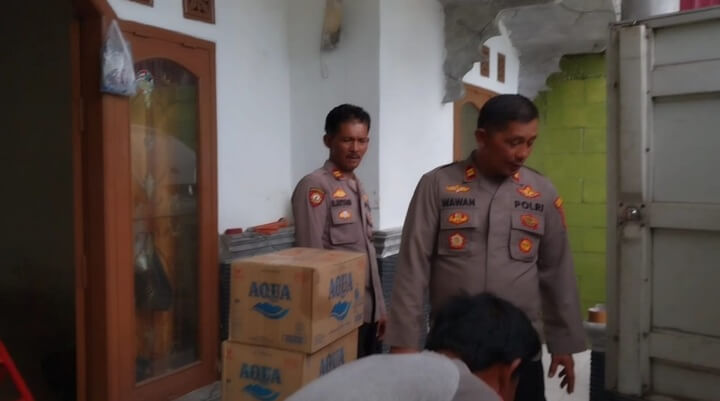 Polsek Gebang Gerebek Gudang Miras di Desa Kalipasung, Hasilnya 7.200 Botol Ciu Disita