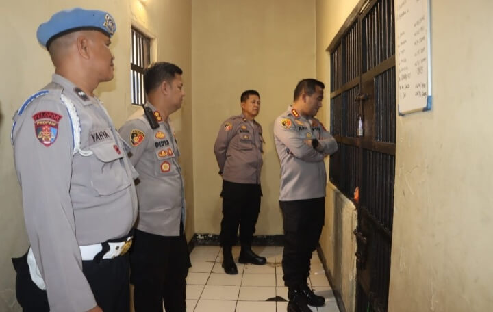 Didampingi Kasat Tahti, Kapolresta dan Wakapolresta Cirebon Cek Kondisi Tahanan