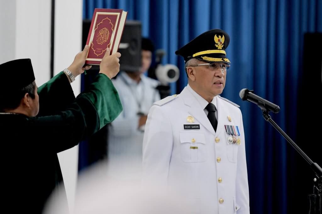 Bey Machmudin Lantik Dicky Saromi sebagai Penjabat Wali Kota Cimahi