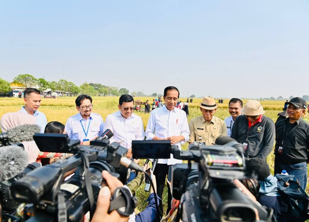 Bey Machmudin Dampingi Presiden Jokowi Tinjau Panen Raya di Subang