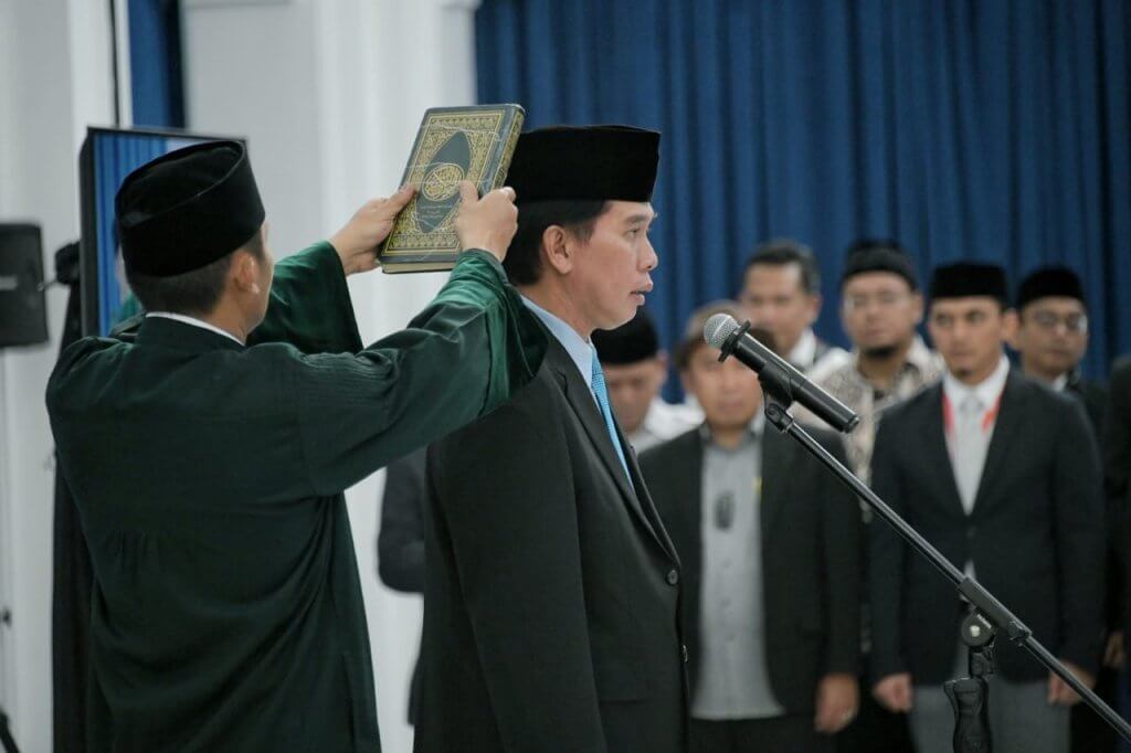 Bey Machmudin Lantik Taufik BS sebagai Penjabat Sekda Jabar Bey Machmudin Lantik Taufik BS sebagai Penjabat Sekda Jabar