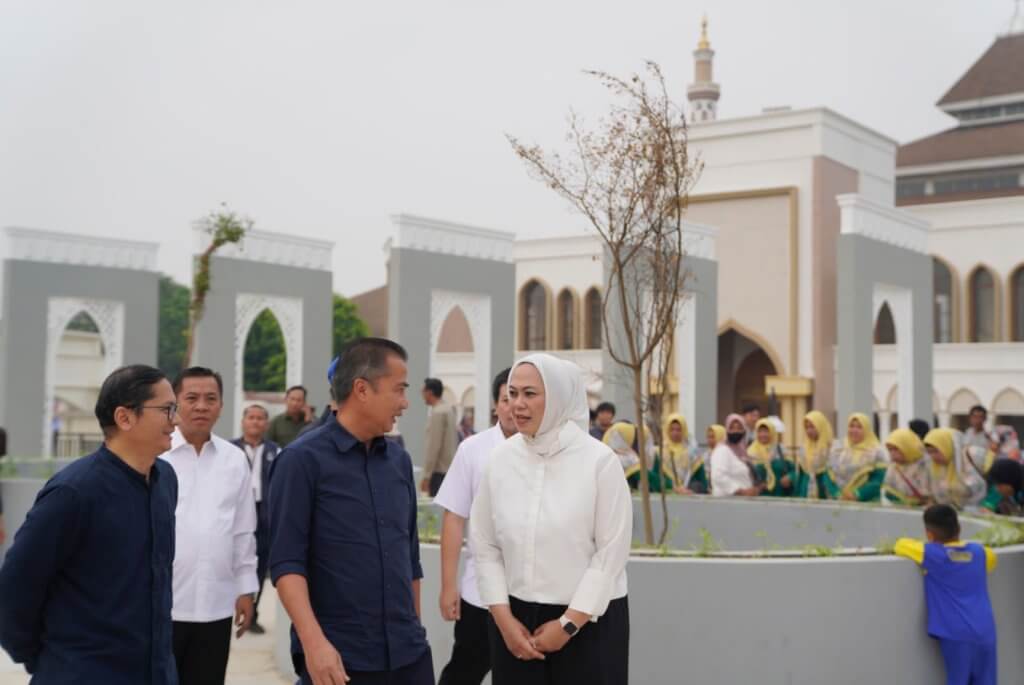 Bey Machmudin Tinjau Alun-alun Karawang Hasil Revitalisasi