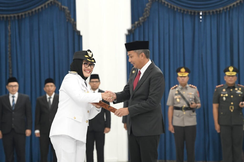 Bey Machmudin Lantik Eti Herawati sebagai Wali Kota Cirebon