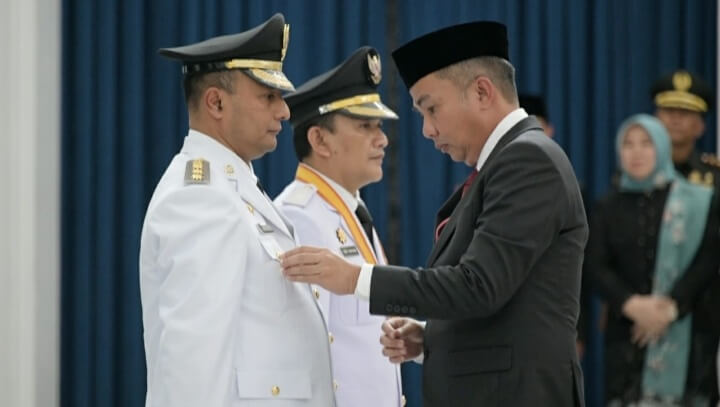 <em>Bey Machmudin Lantik Penjabat Bupati Subang dan Majalengka</em>