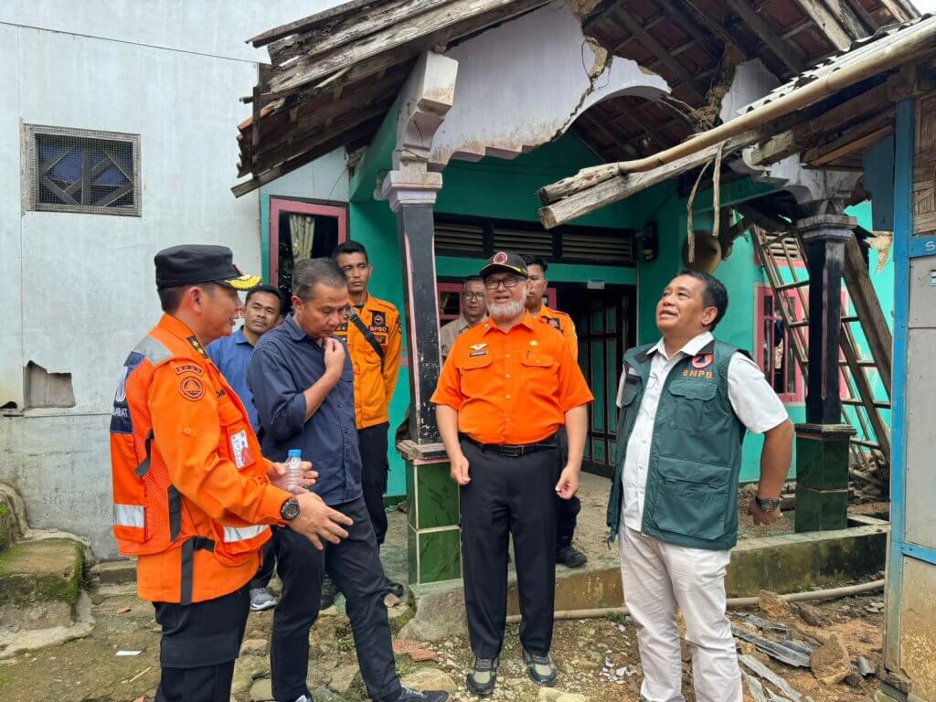 Pj Gubernur Jabar Tinjau Dampak Gempa di Pamijahan Bogor