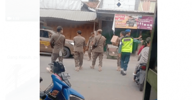 Satpol PP Sita Miras Di Gang Dekat Pangkalan Elf Pabuaran