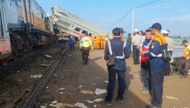 Kereta Api Tabrakan 'Adu Bagong' di Bandung, 2 Masinis Dikabarkan Tewas