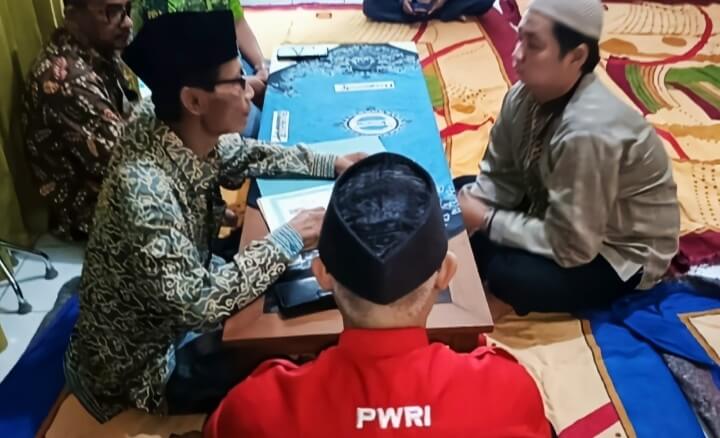 Inspiratif..!! PWRI KOTA Cirebon Fasilitasi Warga Jadi Mualaf Inspiratif..!! PWRI KOTA Cirebon Fasilitasi Warga Jadi Mualaf