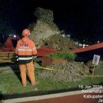 Tingeling! Gapura Taman Pataraksa Cirebon Dua-duanya Ambruk