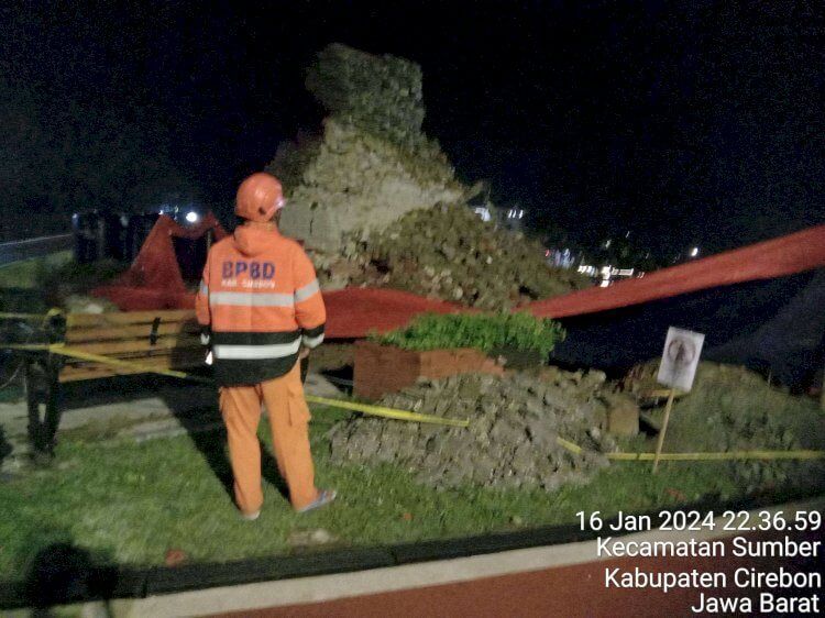 Tingeling! Gapura Taman Pataraksa Cirebon Dua-duanya Ambruk