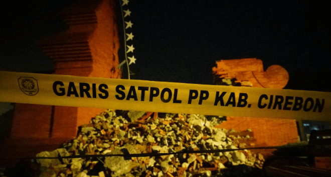 Telan Anggaran Rp 15 Miliar, Gapura di Alun-alun Pataraksa Cirebon Ambruk Telan Anggaran Rp 15 Miliar, Gapura di Alun-alun Pataraksa Cirebon Ambruk