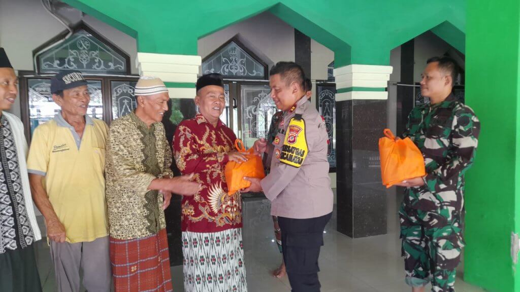 Polsek Babakan Gelar Baksos & Bansos di Masjid Nurul Huda