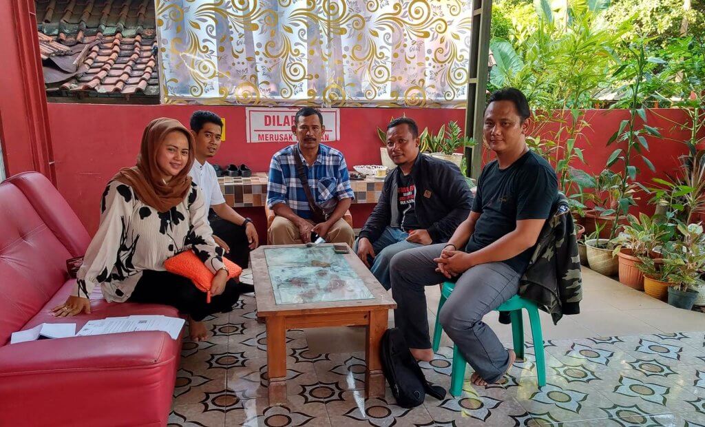 Antar Arem-arem dari Kuwu, Perangkat Desa Pabuaran Lor Panjat Pagar Rumah Antar Arem-arem dari Kuwu, Perangkat Desa Pabuaran Lor Panjat Pagar Rumah