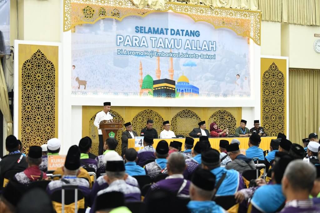 Bey Machmudin Lepas Keberangkatan Jemaah Haji Kloter Pertama Embarkasi Jakarta-Bekasi Bey Machmudin Lepas Keberangkatan Jemaah Haji Kloter Pertama Embarkasi Jakarta-Bekasi