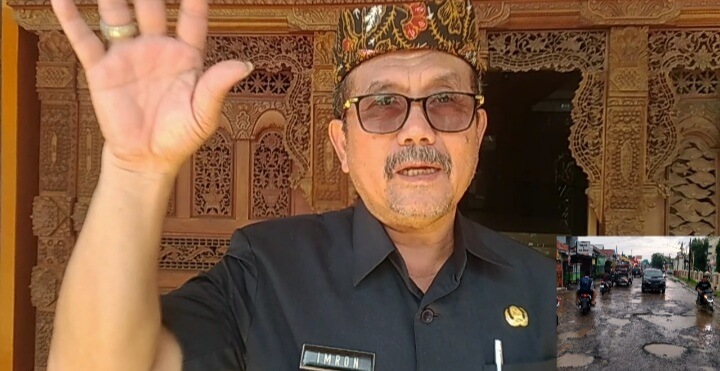 Bupati Cirebon: Jalan Rusak Segera Diperbaiki, Masyarakat Harap Sabar & Hati-hati