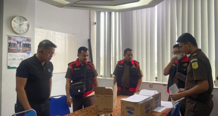 Kejaksaan Geledah Kantor BPR Bank Cirebon, Diduga Terjadi Korupsi Selama 10 Tahun Kejaksaan Geledah Kantor BPR Bank Cirebon, Diduga Terjadi Korupsi Selama 10 Tahun