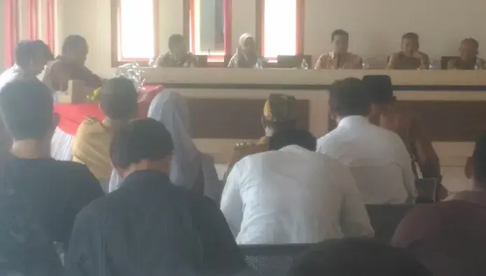 Kunjungan Komisi III DPRD ke Desa Suci, Warga dan Kuwu Keluhkan Jalan Rusak