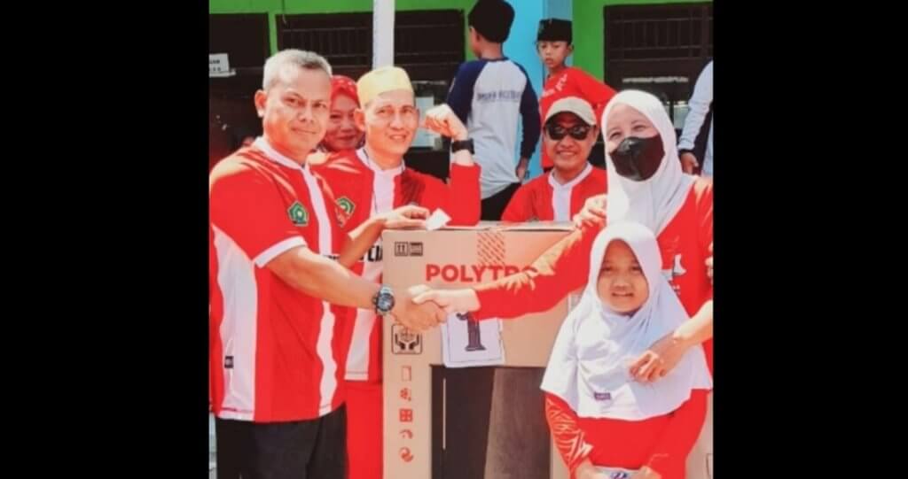 Ikut Jalan Sehat MIN 9 Cirebon, Siswi Yatim Bawa Pulang Kulkas