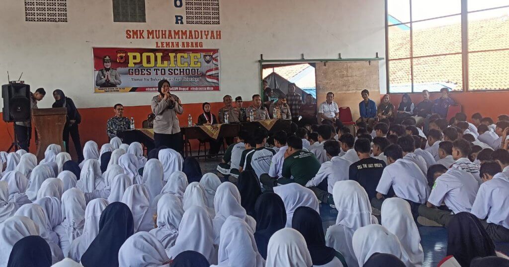 Kapolresta Cirebon Edukasi Ratusan Siswa SMK Muhammadiyah Lemahabang Kapolresta Cirebon Edukasi Ratusan Siswa SMK Muhammadiyah Lemahabang