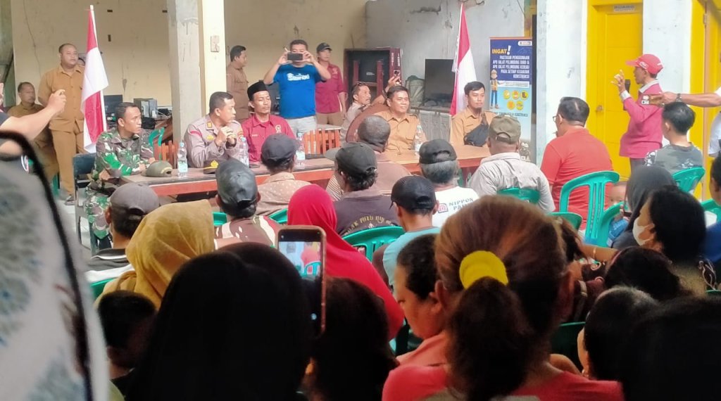 Kuwu Karangasem Didemo Warganya, Diduga Berbuat Asusila dengan Bawahan
