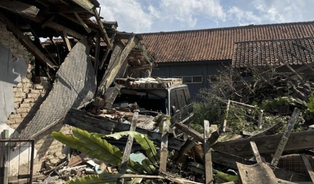 Bandung Diguncang Gempa! 82 Luka, 700-an rumah Rusak Bandung Diguncang Gempa! 82 Luka, 700-an rumah Rusak