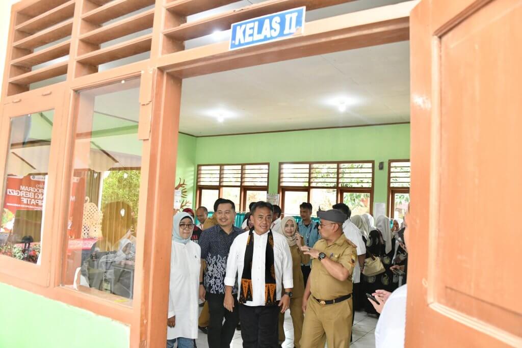Sekda Herman Suryatman Tinjau Uji Coba Program Makan Siang Bergizi Siswa SD di Sumedang
