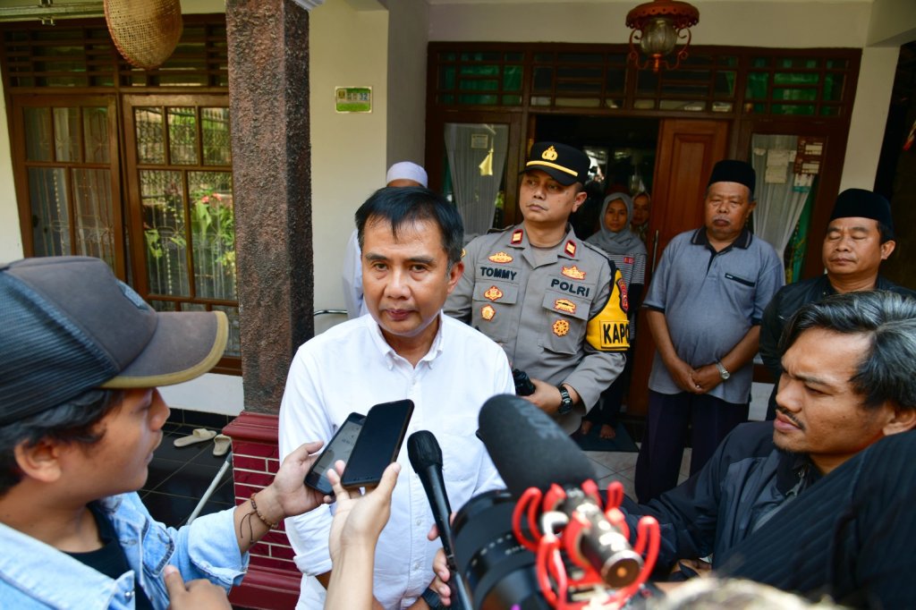 Bey Machmudin Takziah ke Rumah Syamsul Diana Ahmad , Korban Perdagangan Orang di Kamboja Bey Machmudin Takziah ke Rumah Syamsul Diana Ahmad , Korban Perdagangan Orang di Kamboja