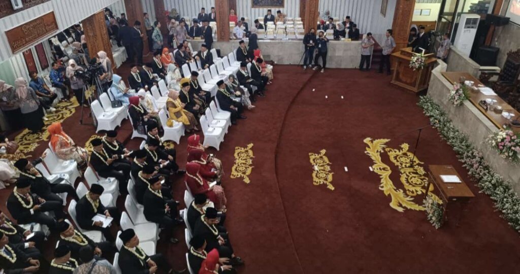 50 Anggota DPRD Kab Cirebon Resmi Dilantik, Diisi 26 Wajah Baru 50 Anggota DPRD Kab Cirebon Resmi Dilantik, Diisi 26 Wajah Baru