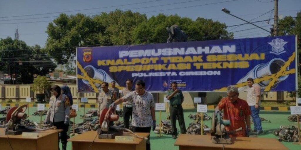 Disaksikan Pj Bupati, Polresta Cirebon Musnahkan 1.350 Knalpot Brong