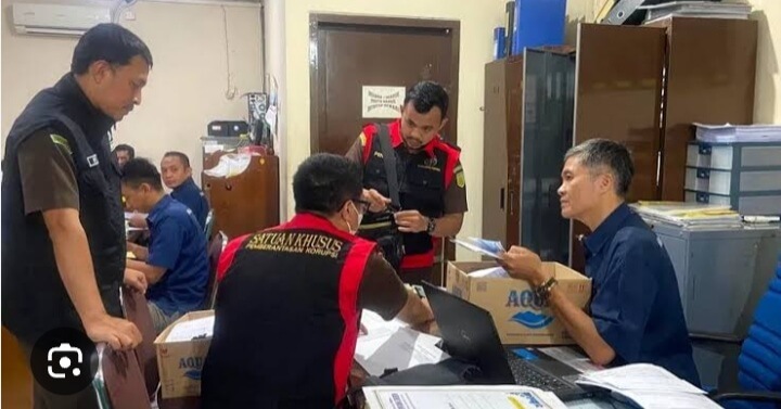 Eks Karyawan BPR Cirebon Ditahan, Terancam 20 Tahun Bui Eks Karyawan BPR Cirebon Ditahan, Terancam 20 Tahun Bui