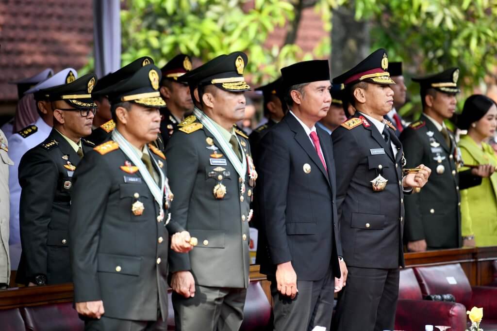 Bey Machmudin Saksikan Atraksi Parade Militer di Makodam III Siliwangi