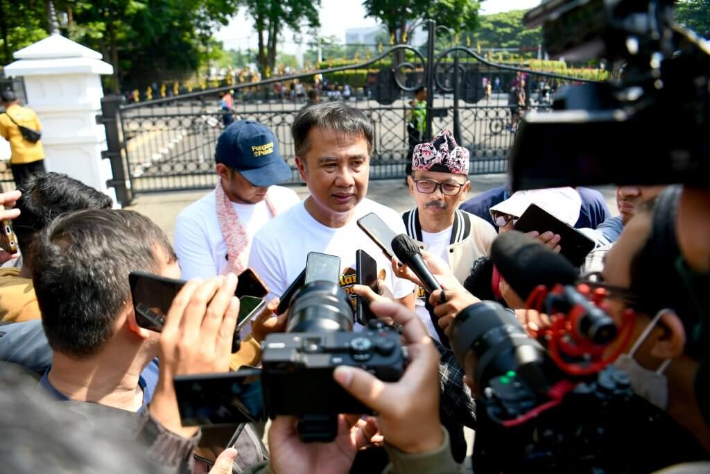 Hadiri Deklarasi Kampanye Berintegritas, Bey: Pastikan Pilkada Jabar Jujur dan Beretika Hadiri Deklarasi Kampanye Berintegritas, Bey: Pastikan Pilkada Jabar Jujur dan Beretika