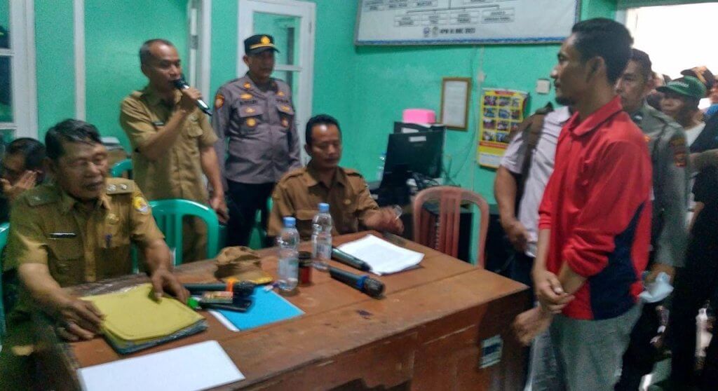 Ratusan Warga Geruduk Kantor Desa Hulubanteng, Begini Jawaban Kuwu Tirjo
