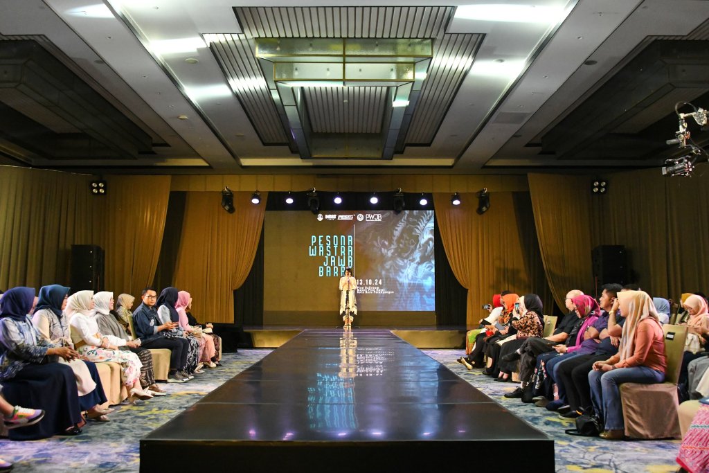 PESONA WASTRA JAWA BARAT Promosikan Kain Tradisional melalui Trend Fashion Kekinian