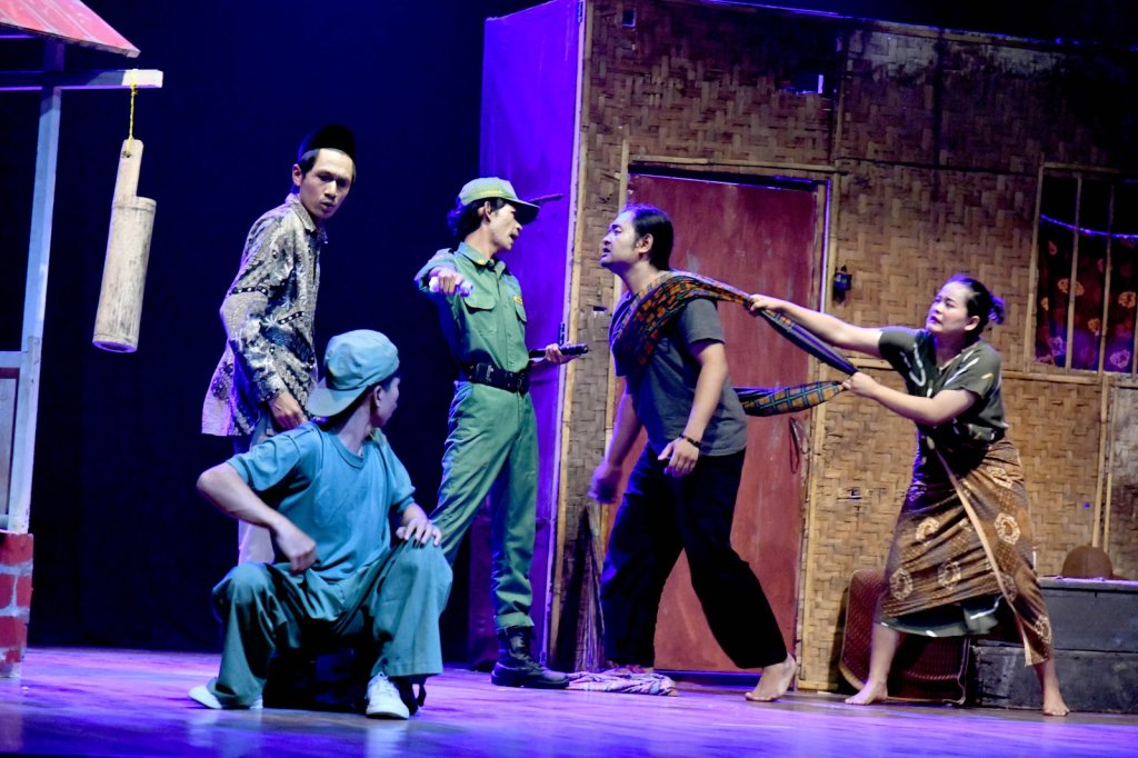 Bey Machmudin Apresiasi Festival Drama Basa Sunda, Gedung Rumentang Siang Diserbu Genzi