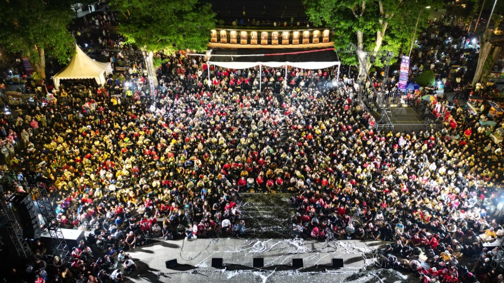Bey Machmudin Saksikan Laga Timnas Indonesia vs China Bersama Warga