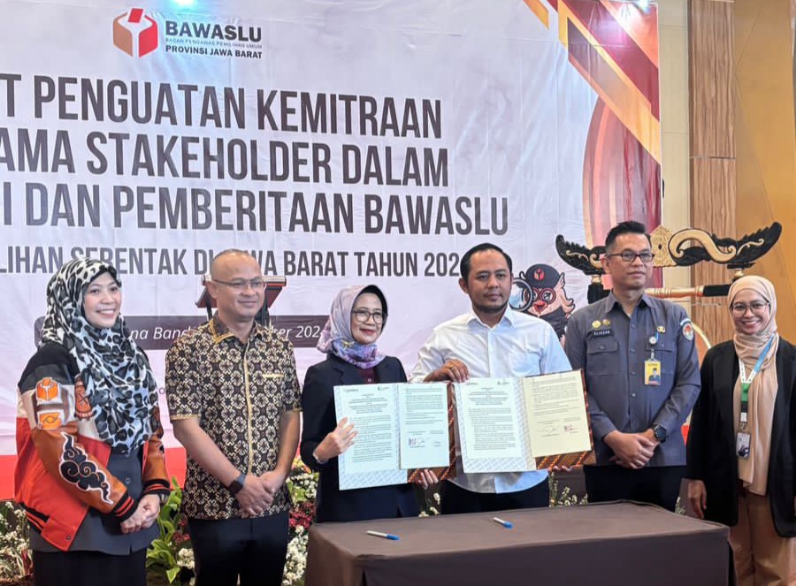 Diskominfo Jabar - Bawaslu Jabar Tandatangani Komitmen BersamaTangkal Berita Hoaks pada Masa Kampanye Pilkada Serentak
