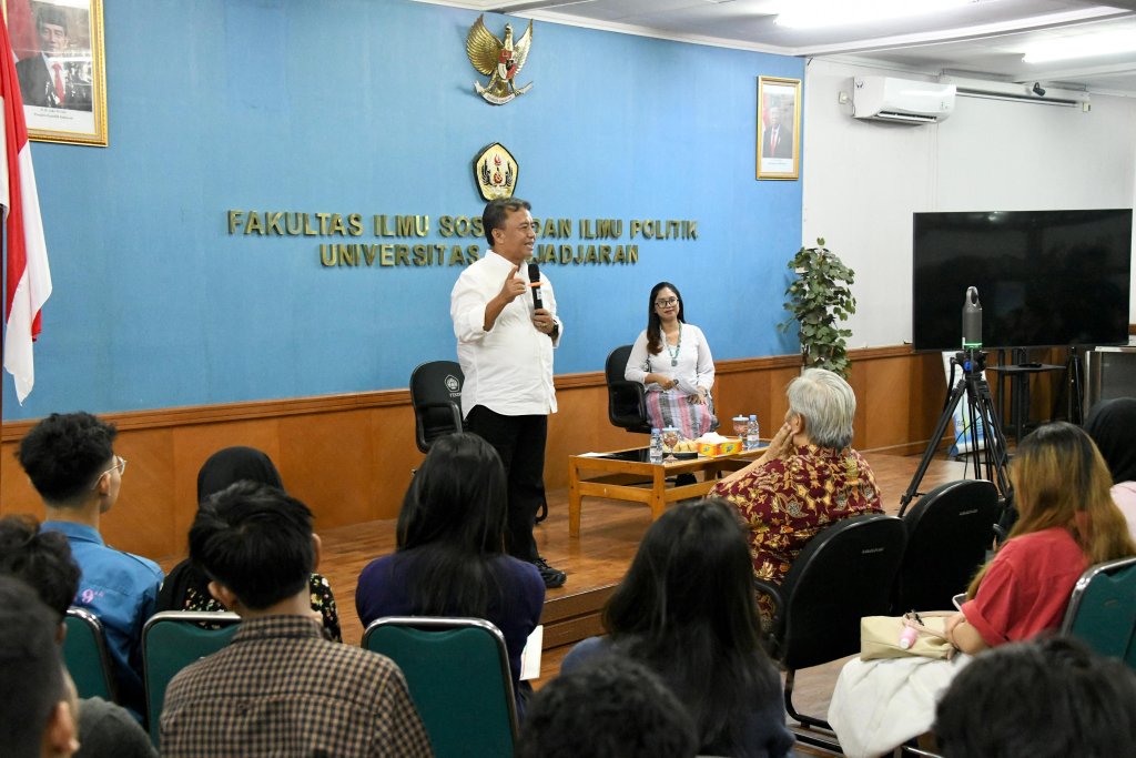 Sekda Herman Suryatman Dorong Mahasiswa Fisip Unpad Hadirkan Tata Kelola Pemerintah Lebih Baik di Masa Depan Sekda Herman Suryatman Dorong Mahasiswa Fisip Unpad Hadirkan Tata Kelola Pemerintah Lebih Baik di Masa Depan